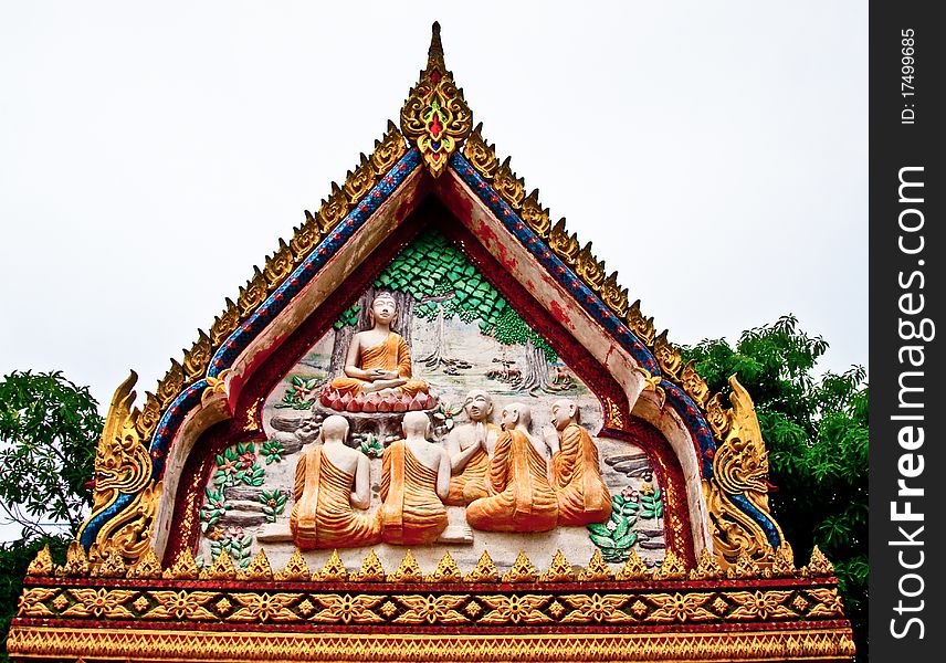 The thai art above entrance the temple