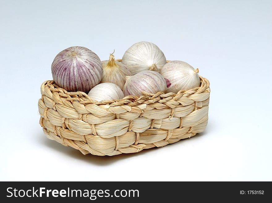 Chinese solo garlic into basket