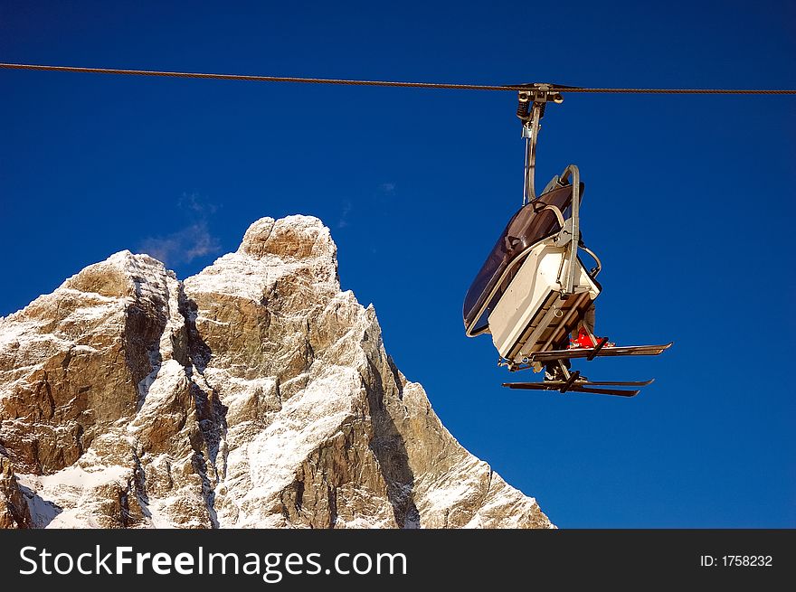 Ski lift undeer Matterhorn (2/4)