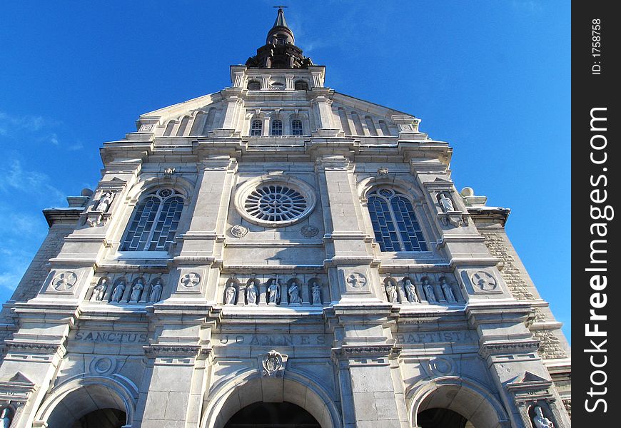 A quebec cathedral against a blue sky