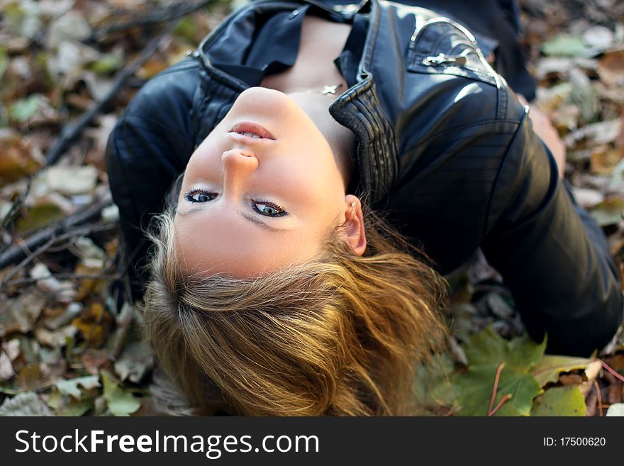 Young beautiful woman with the nature, autumn.