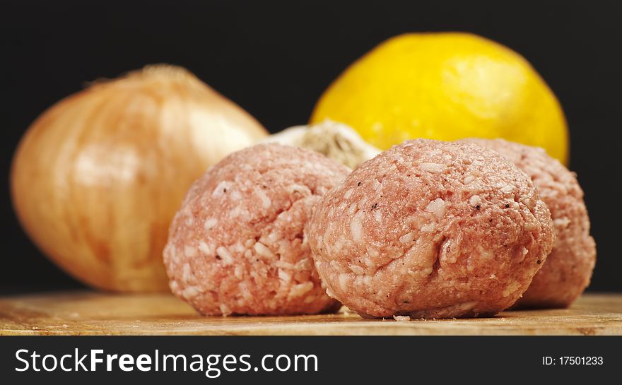 Three meatballs 
with lemon and onion