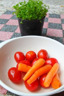 Baby Carrot And Fresh Tomato Royalty Free Stock Photography Baby Carrot And Fresh Tomato Royalty Free Stock Photography
