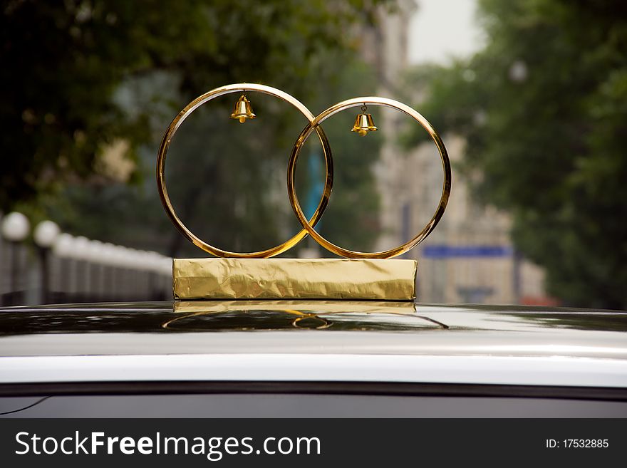 Wedding rings on the roof of the car