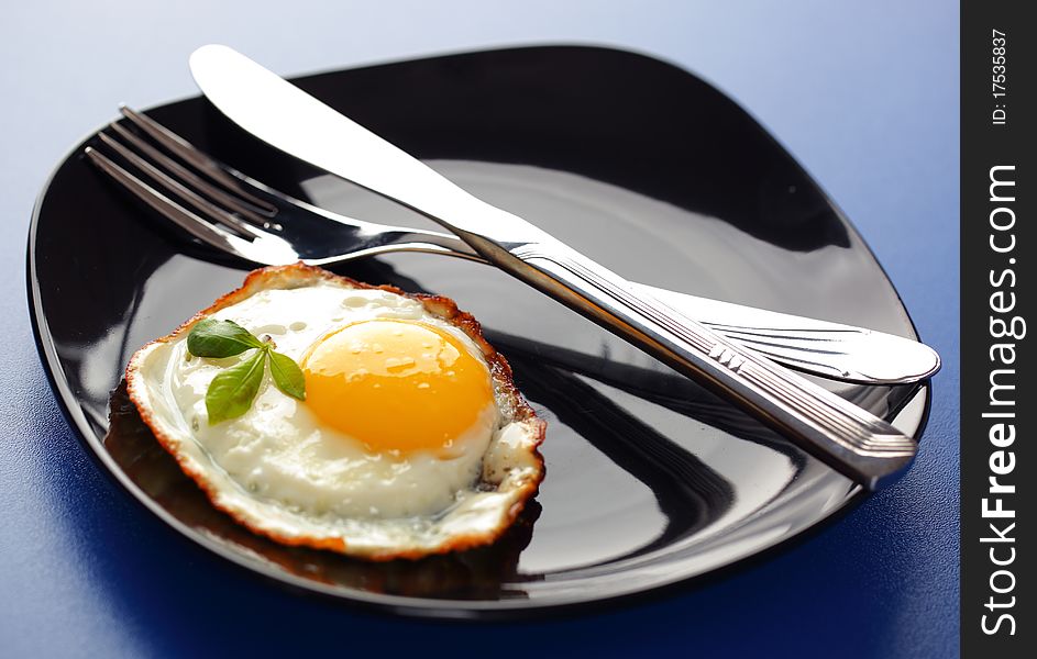 Scrambled eggs on a plate