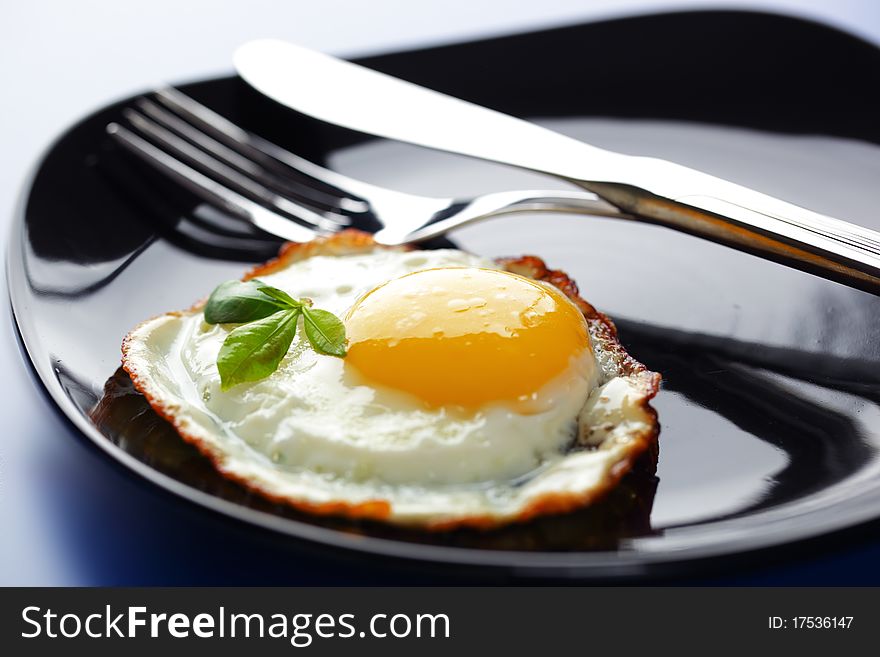 Scrambled eggs on a plate