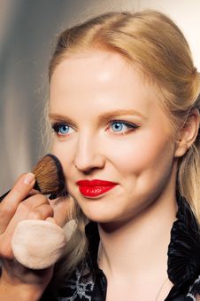 Charming Young Woman Applying Blusher Eyelid Royalty Free Stock Images Charming Young Woman Applying Blusher Eyelid Royalty Free Stock Images