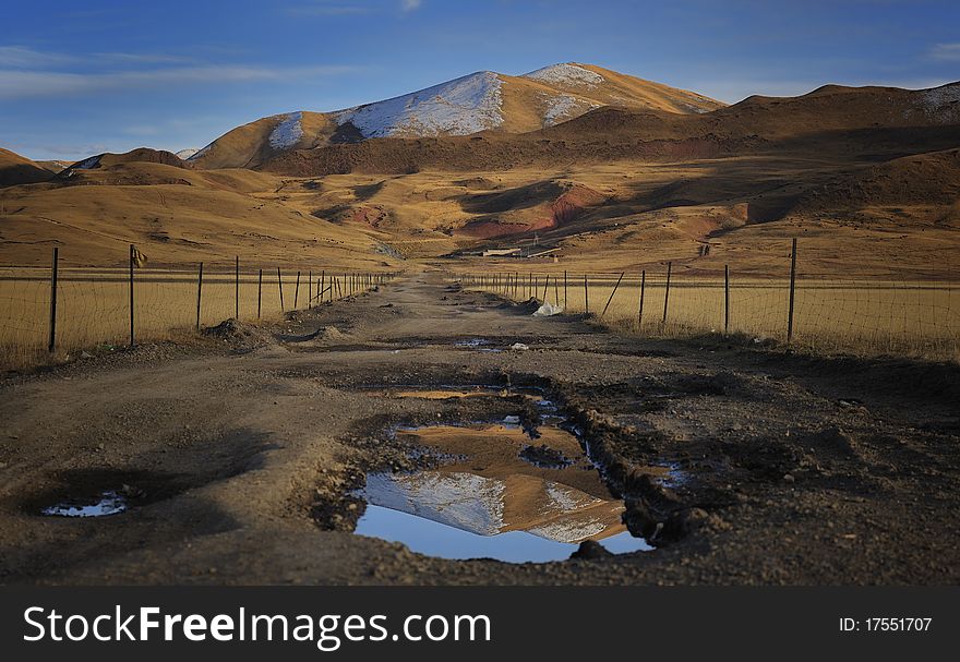 Snow-capped mountains on the Qinghai-Tibet Plateau. Snow-capped mountains on the Qinghai-Tibet Plateau.