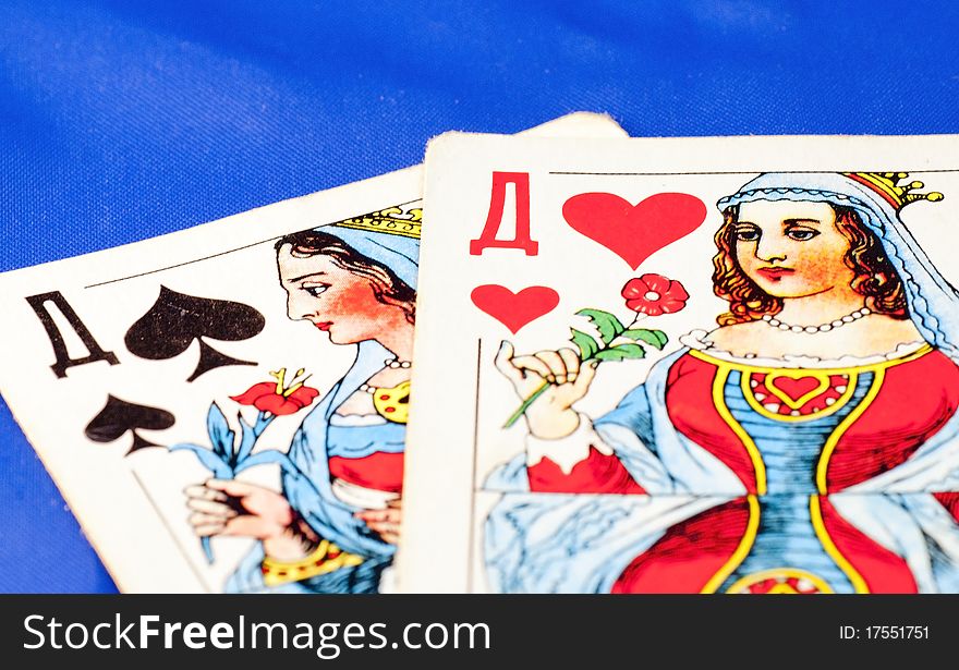 Two playing cards: two qeens