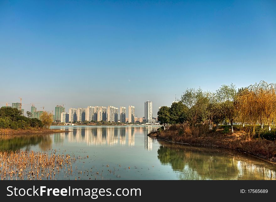 Lake charming autumn scenery, like an oil painting in general.