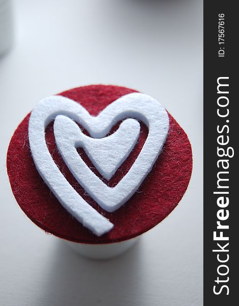 Un cuore di feltro usato come cupcake. Un cuore di feltro usato come cupcake...
