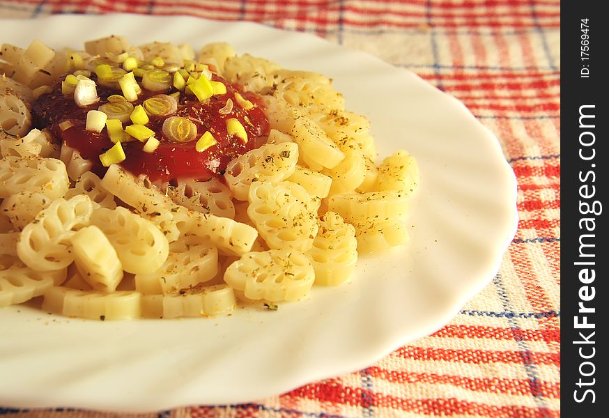 Pasta with tomato sauce and onion