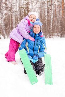 Mother And Daughter Skiing Royalty Free Stock Photography Mother And Daughter Skiing Royalty Free Stock Photography