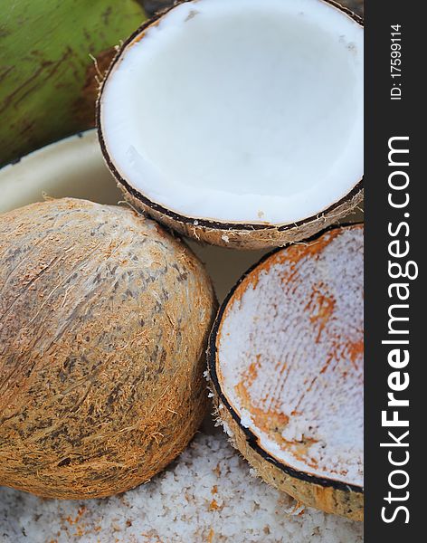 The grater and coconut