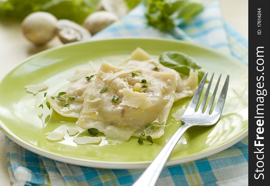Ravioli with olive oil and cheese