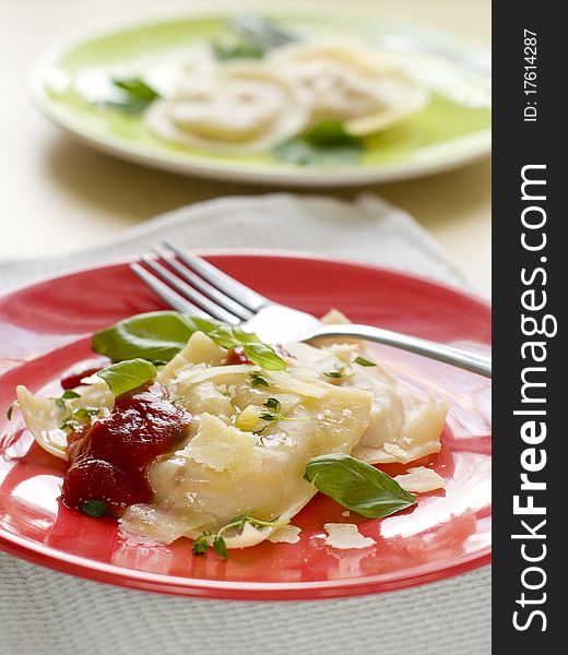 Ravioli with tomato and cheese