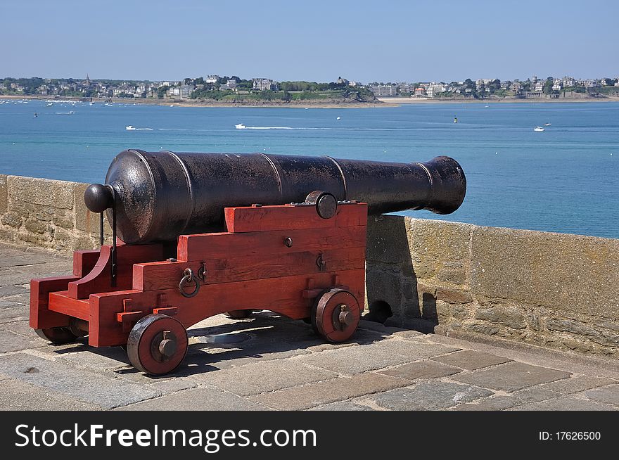 An old cannon,now used as ornament upon the enclosing walls