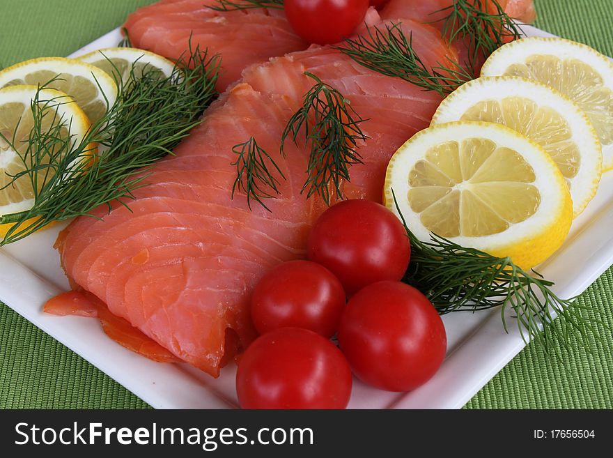 Smoked salmon with tomato and lemon