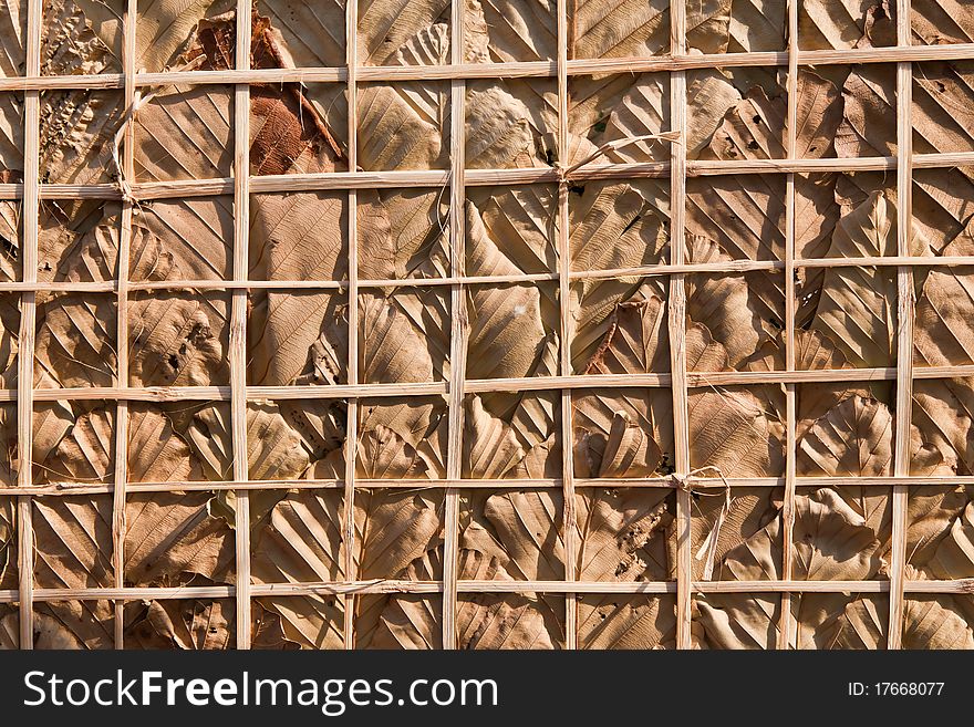 The leaves panel made of several thick leaves arranged in layers and controled by pieces of bamboo wood.