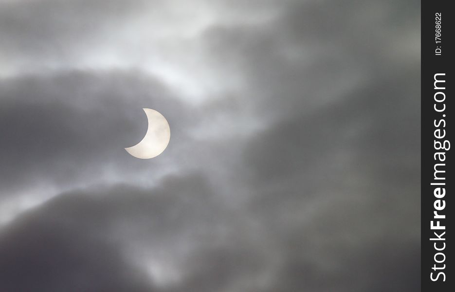 Partial Solar Eclipse of January 4, 2011- Bulgaria, Sofia 11:11h.