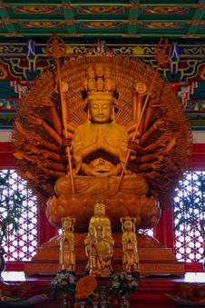 Golden Wood Statue Of Guan Yin Royalty Free Stock Images Golden Wood Statue Of Guan Yin Royalty Free Stock Images