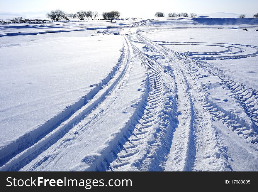 In the cold winter, the snow white car left a clear footprint. In the cold winter, the snow white car left a clear footprint