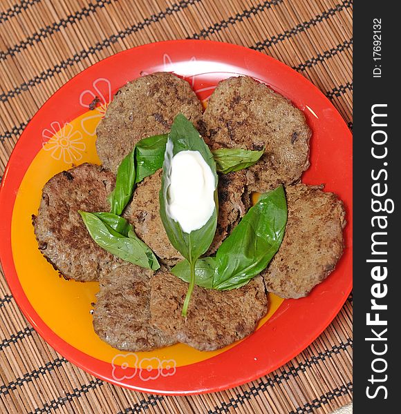 Liver cutlets on a red plate