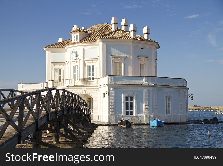 Carlo Vanvitelli in 1782 at the behest of Ferdinand IV of Bourbon, builds on an island on Lake Fusaro, this casino for real hunting and fishing. The building is a polygonal composed of three octagonal that intersect each other at the top, creating a concave-convex geometry of shapes, terraces, views and suggestive glazed perspectives. The building is on two levels. Downstairs, organized around a central hall, two ambulatory placed one north and one south, make the plan more extensive than the upper. The latter is in fact smaller and has four terraces corresponding to the roofs of porches on the lower floor walkers. Host of celebrities and historical figures such as Mozart, Rossini, Tsar of Russia, Vittorio Emanuele III and President Luigi Einaudi, who stayed at this house. A wooden bridge links the cottage to the shore of the lake whose perimeter is surrounded by a platform built with blocks of stones from Vesuvius. Carlo Vanvitelli in 1782 at the behest of Ferdinand IV of Bourbon, builds on an island on Lake Fusaro, this casino for real hunting and fishing. The building is a polygonal composed of three octagonal that intersect each other at the top, creating a concave-convex geometry of shapes, terraces, views and suggestive glazed perspectives. The building is on two levels. Downstairs, organized around a central hall, two ambulatory placed one north and one south, make the plan more extensive than the upper. The latter is in fact smaller and has four terraces corresponding to the roofs of porches on the lower floor walkers. Host of celebrities and historical figures such as Mozart, Rossini, Tsar of Russia, Vittorio Emanuele III and President Luigi Einaudi, who stayed at this house. A wooden bridge links the cottage to the shore of the lake whose perimeter is surrounded by a platform built with blocks of stones from Vesuvius