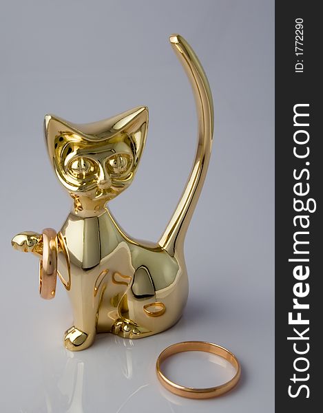 Figurine in an image of a cat with gold ornaments