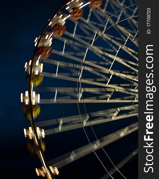 Ferris wheel turning around in an amusement park