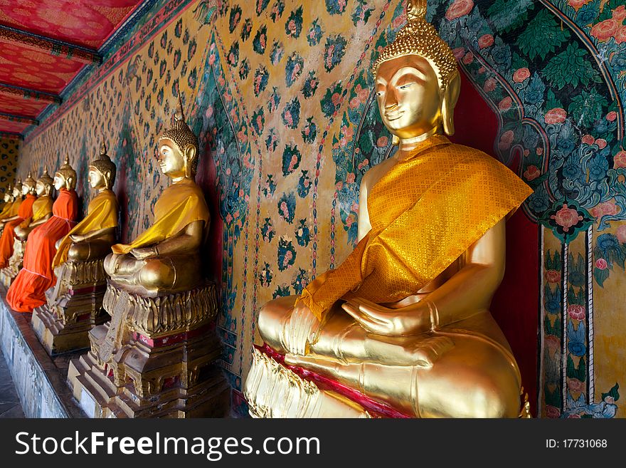 Aligned gold buddha at wat arun in bangkok, thaïland