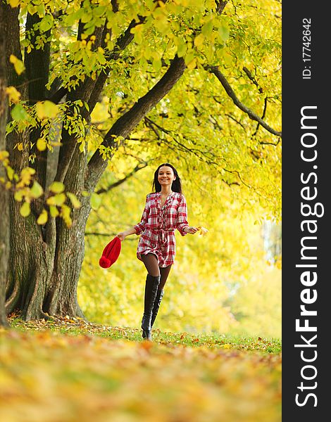 Autumn woman portret in park