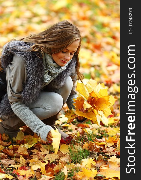 Autumn woman portret in park