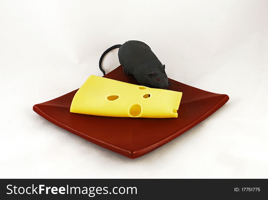 Cheese and a mouse on a plate