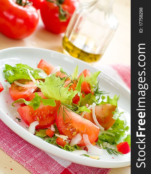 Fresh vegetable salad with tomatoes, lettuce and onion