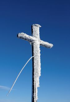 Wooden Cross Under Snow Royalty Free Stock Images Wooden Cross Under Snow Royalty Free Stock Images