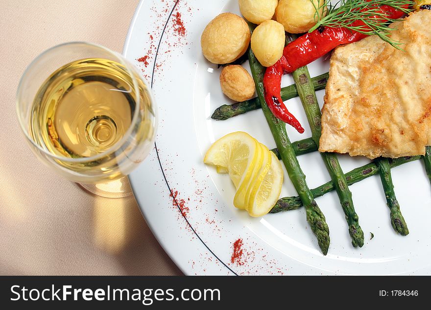 Fillet with oven potatoes and white wine. Fillet with oven potatoes and white wine