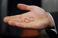 Groom Holding Two Gold Wedding Rings Royalty Free Stock Images