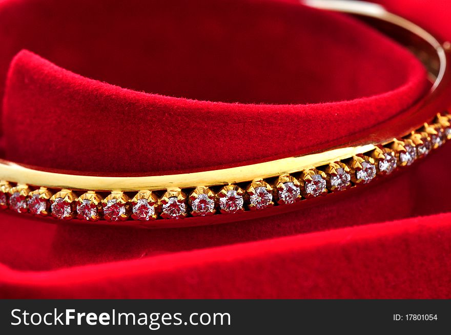 The jewelry design, diamond on the golden bracelet