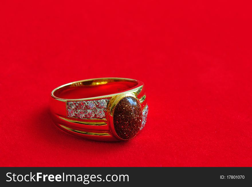 The design of golden ring on the red background