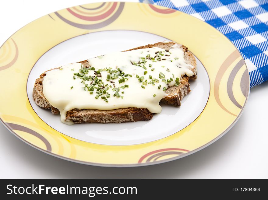 Bread with cook cheese onto plates