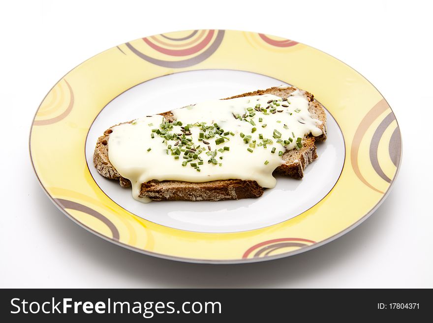 Bread with cook cheese onto plates