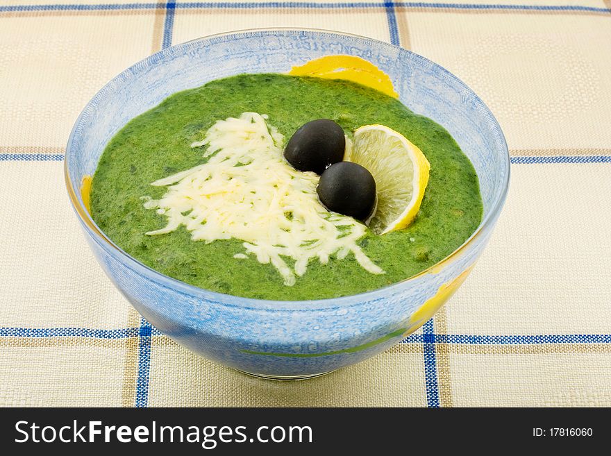 Cream-soup from Spinach with Mushroom and olives