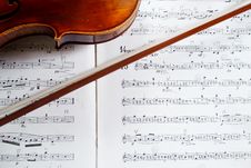 Violin And Bow On Music Score Royalty Free Stock Photography Violin And Bow On Music Score Royalty Free Stock Photography