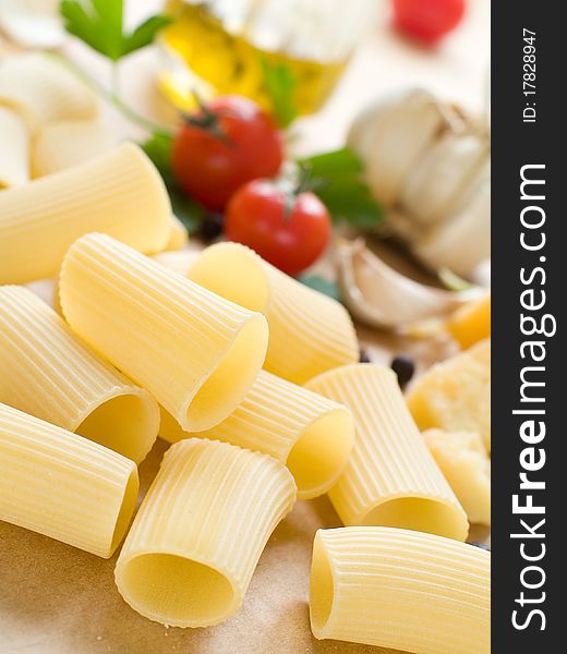 Composition of pasta, tomato and garlic