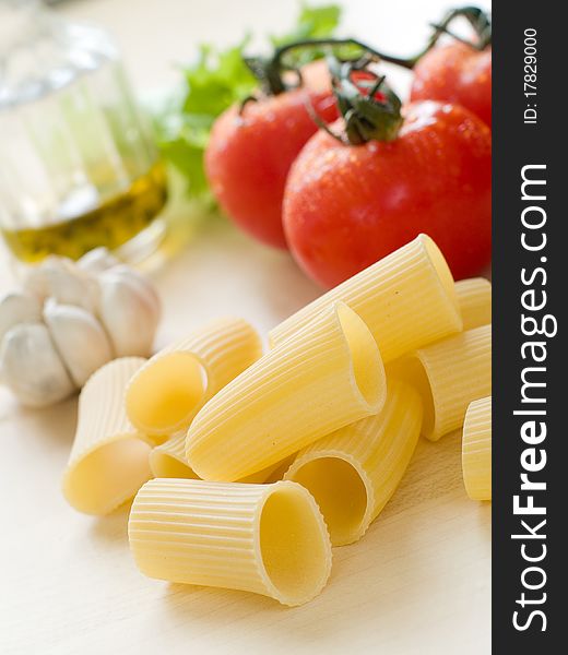 Composition of pasta, tomato and garlic