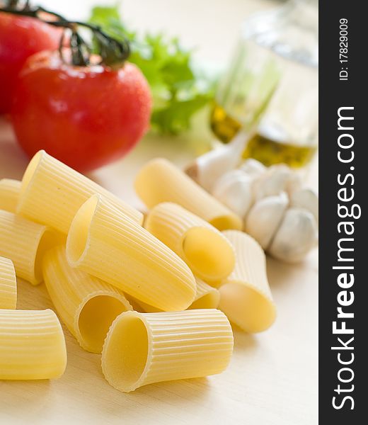 Composition of pasta, tomato and garlic