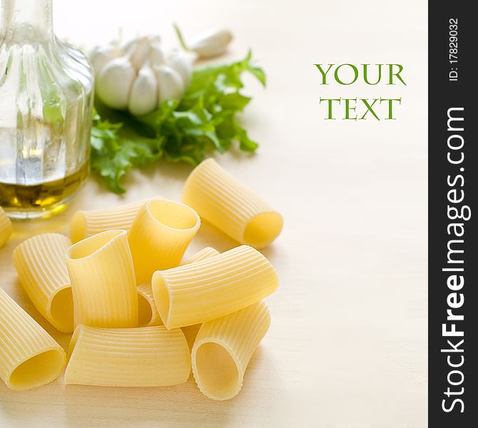 Composition of pasta, olive oil and garlic