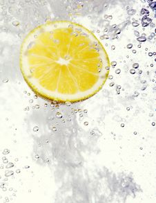 Lemon Dropped Into Water Royalty Free Stock Image Lemon Dropped Into Water Royalty Free Stock Image