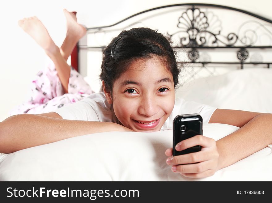 Picture of a smiling girl with cellphone